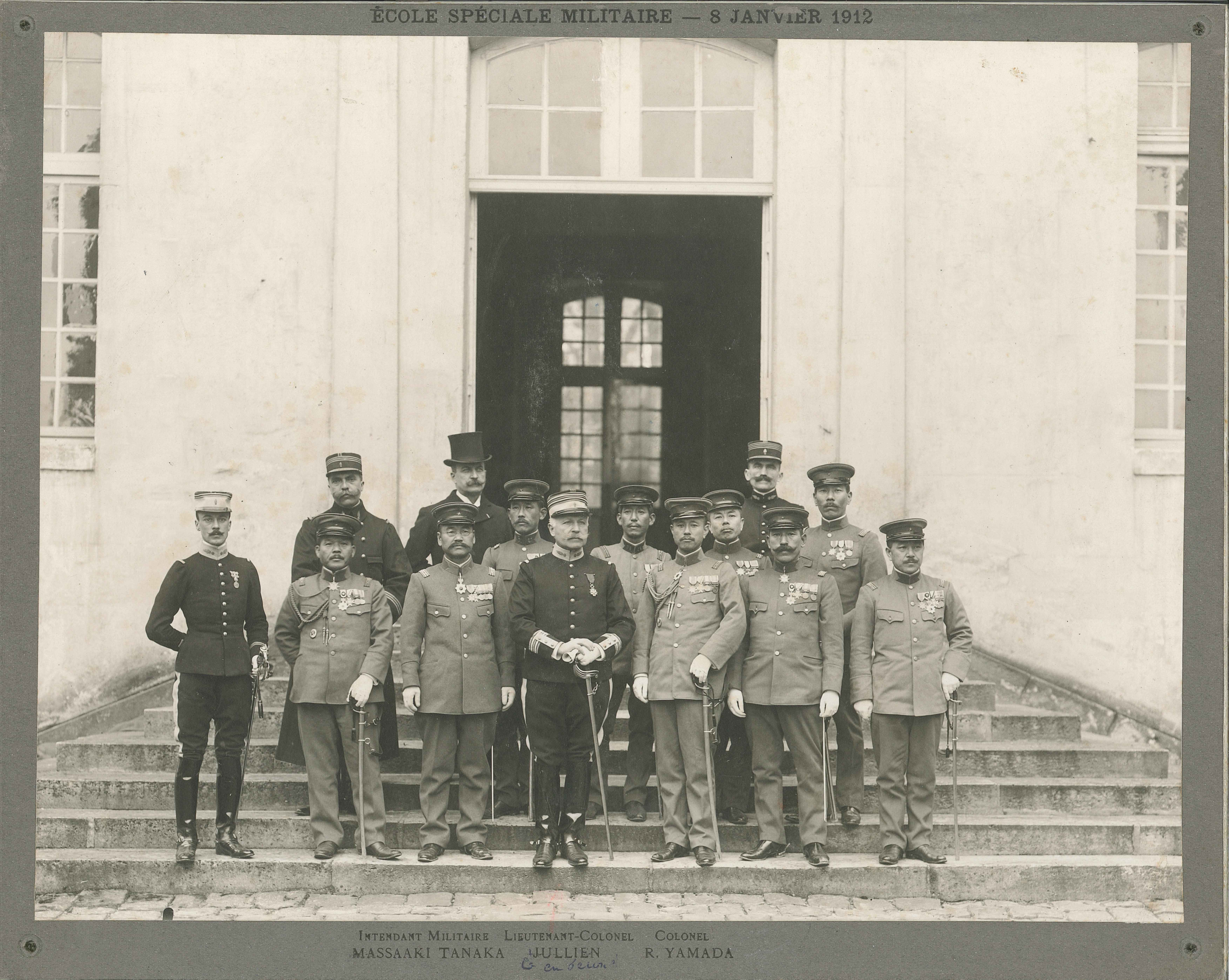 Le lieutenant-colonel Jullien avec une délégation japonaise